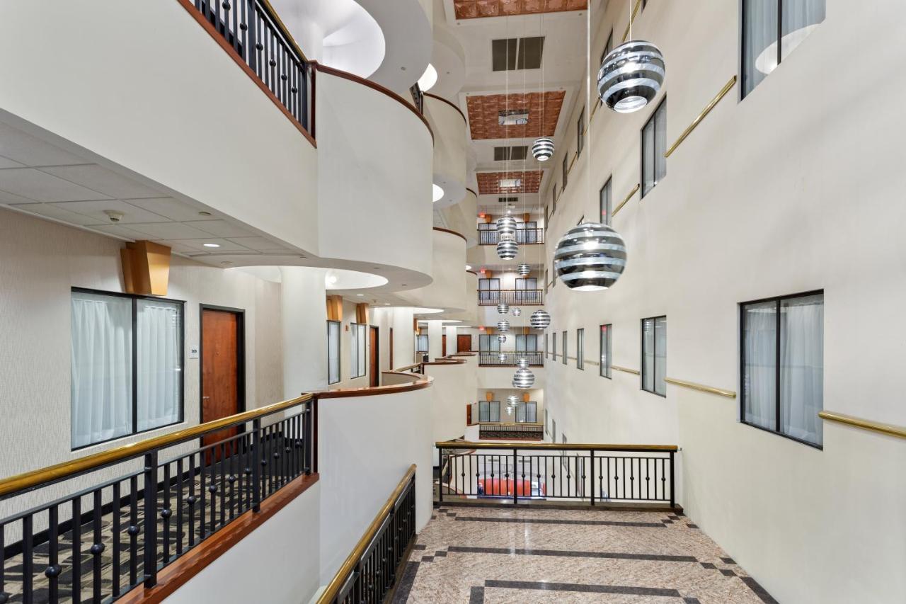 Hotel Wyndham Garden Baronne Plaza New Orleans Exterior foto